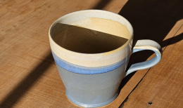 Kubek ceramiczny z uchem – rękodzieło