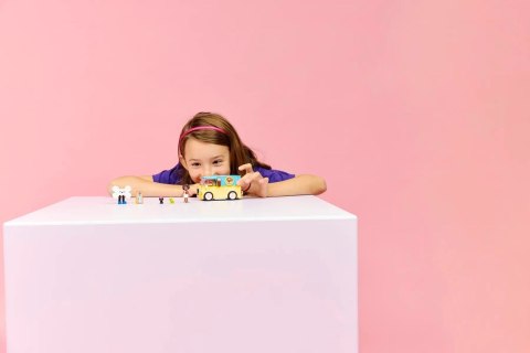 LEGO Friends 42678 Furgonetka z akcesoriami dla zwierząt