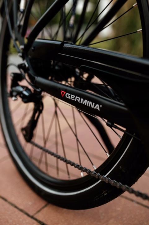 Rower elektryczny Germina City 28” 250W | Bateria 36V 10.4Ah | 8 biegów Shimano Altus | Amortyzator Suntour | E-bike miejski